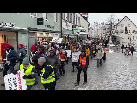 Demonstranten ziehen am Rande der Bauernproteste durch die Kemptener Innenstadt (08.01.2024)