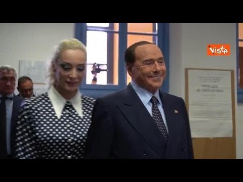 Berlusconi vota con la compagna Marta Fascina al seggio di via Fratelli Ruffini a Milano