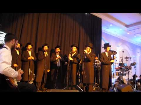 Motty Steinmetz with Mezamrim Choir at The Kolel Poland Dinner