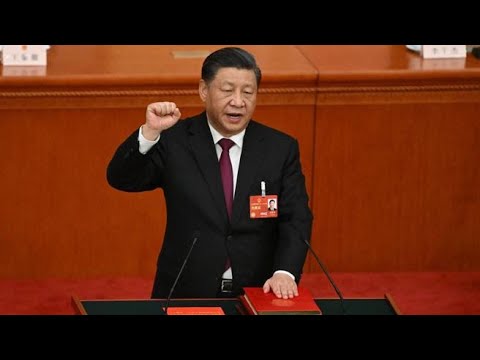 Cina, Xi Jinping rieletto presidente: il giuramento sulla Costituzione con il pugno chiuso