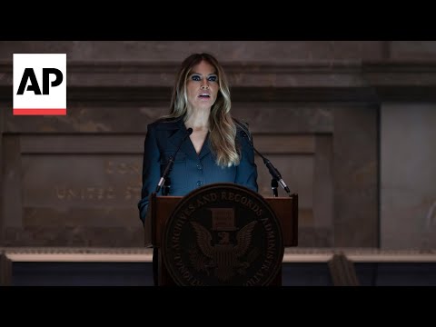 Melania Trump welcomes new US citizens at Nat'l Archives ceremony