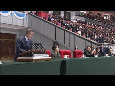 Moon Jae-in and Kim Jong Un watching ceremony in Pyongyang