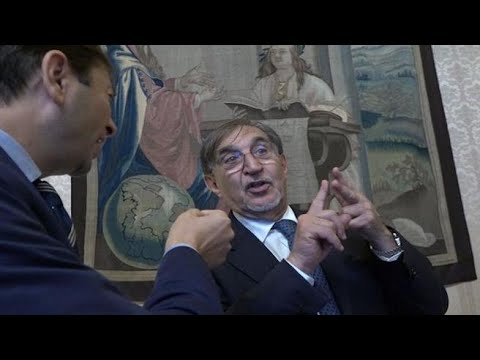 Nello studio di La Russa: la politica, il busto, la polizia e l'Inter