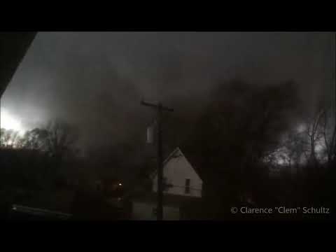 MAN FILMS MONSTER TORNADO HITTING HIS HOUSE! Fairdale IL 