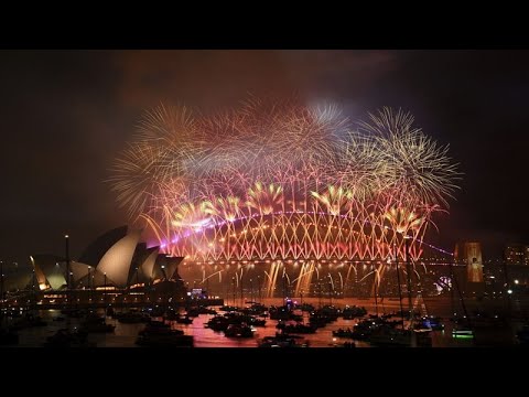 Capodanno: i fuochi d'artificio illuminano la baia di Sydney