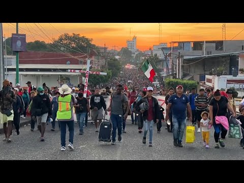 Centenas de migrantes partem em caravana para os EUA | AFP