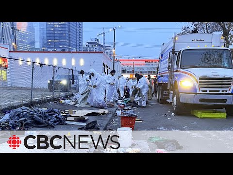 Tents torn down as workers, police remove Edmonton encampment