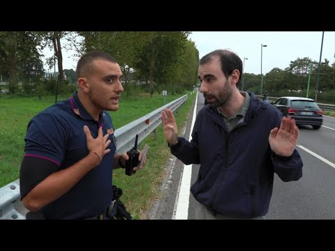 Il dialogo tra un attivista del clima e un poliziotto durante il blocco stradale a Milano