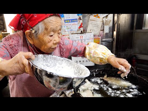 Tempura udon made by an 87-year-old grandmother japanese food