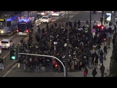 Milano, manifestazione contro i femminicidi per le strade del centro