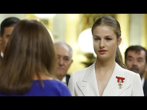 La principessa Leonor ha giurato su Costituzione di Spagna, il lungo applauso in Parlamento