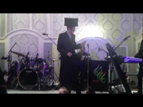 מוטי שטיינמץ מופיע בניו יורק Motty Steinmetz performs at a wedding in NYC