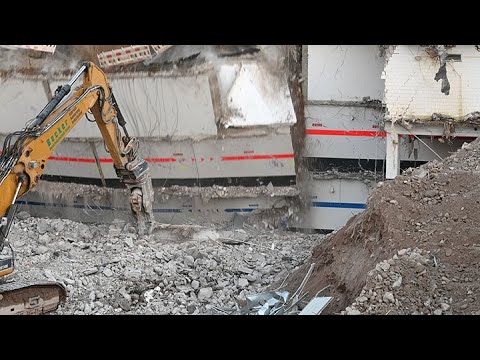 Collapsing outer wall of a 3-story underground garage - office buildiung demolition in Hamburg (GER)