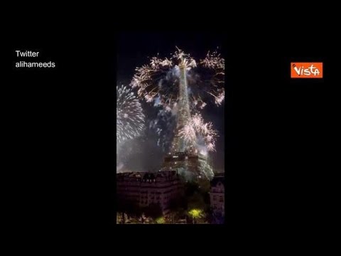 Capodanno a Parigi, ecco la Torre Eiffel illuminata dai fuochi d'artificio