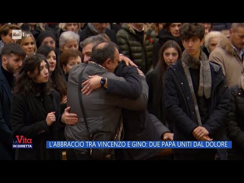 L'abbraccio tra Vincenzo e Gino: due pap&agrave; uniti dal dolore - La vita in diretta 06/12/2023