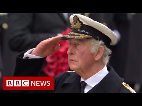 UK falls silent for Remembrance Sunday - BBC News