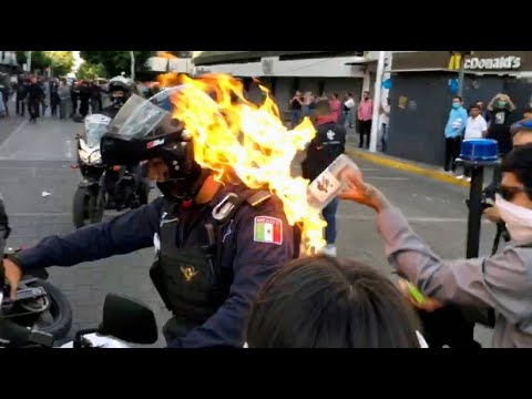 Ausschreitungen in Mexiko: Demonstrant setzt Polizisten in Flammen