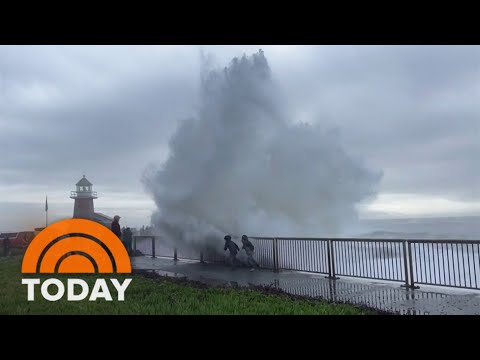 Rogue waves slam California beach, knocking down onlookers