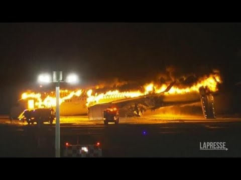 Il velivolo della Japan Airlines completamente avvolto dalle fiamme: le immagini impressionanti