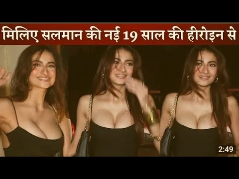 Salman Khan New Heroine Palak Tiwari Sweet Gesture to Media Arrival for Celebrate Party