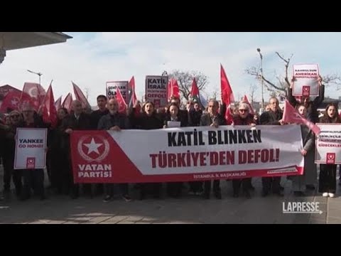 Turchia, protesta contro la visita del segretario Usa Blinken