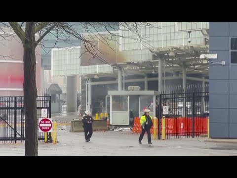 2 people in vehicle that exploded at NY/Canada border crossing declared dead at scene