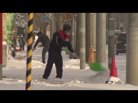 札幌市 一夜で一面雪景色―市民は朝から雪かき「根雪になるね」&ldquo;本格的な冬&rdquo;到来  積雪・路面凍結に注意を (23/12/13 