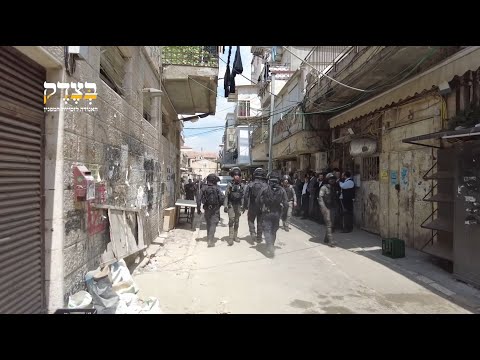 Israeli Police Removing Palestinian Flags from Mea Shearim