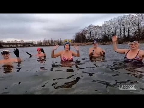 Berlino, tuffo nel lago ghiacciato per festeggiare il Capodanno