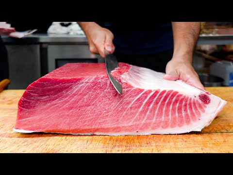 Cutting giant bluefin tuna to luxurious sashimi, teppanyaki tuna / 巨大黑鮪魚切割秀, 鐵板上腹肉 - Taiwanese food