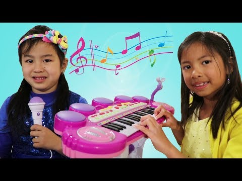 Jannie Learns to Play Piano w/ Wendy &amp; Lyndon! Kids Start a Music Band