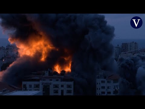 Las c&amp;aacute;maras captan un triple ataque a una torre de Gaza