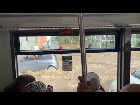 Acqua alta in viale Zara a Milano: le immagini dal bus 92