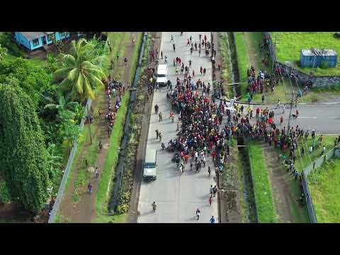 Lae Police chasing looters (RIOTS in PNG)