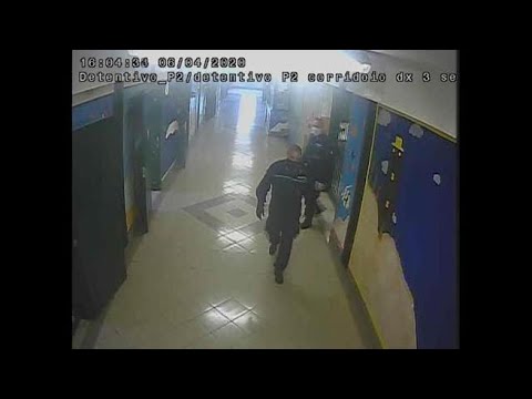 Pestaggi nel carcere di Santa Maria Capua Vetere: il video della testata dell&rsquo;agente con il...