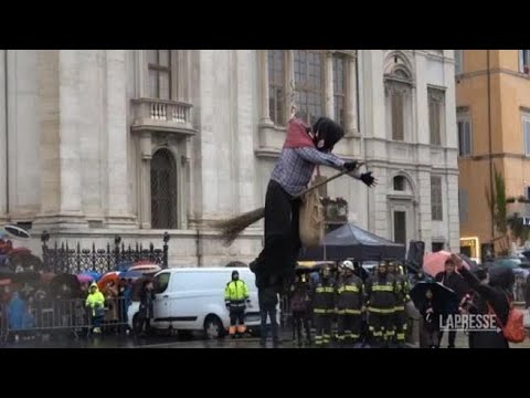 Roma, l'arrivo della befana in piazza Navona