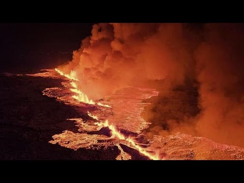 Le spettacolari immagini dell&rsquo;eruzione di un vulcano nella penisola di Reykjanes in Islanda