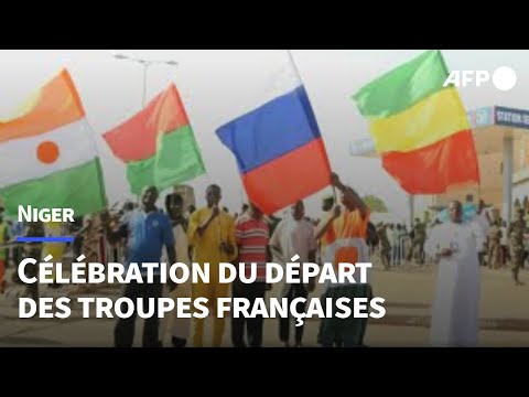 Niger: des milliers de personnes c&eacute;l&egrave;brent le d&eacute;part des militaires fran&ccedil;ais | AFP