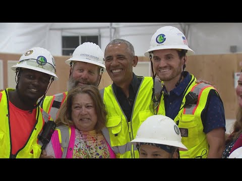 Obama surprises construction workers at presidential center site