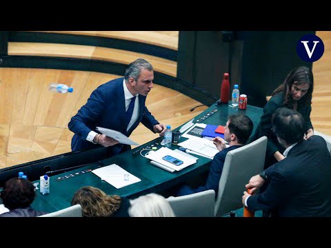 Ortega Smith lanza una botella de agua a un concejal de M&aacute;s Madrid durante un pleno