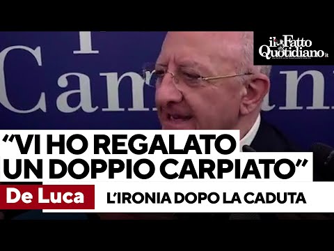 De Luca scherza con i cronisti dopo la caduta: &quot;Vi ho regalato un doppio salto carpiato&quot;