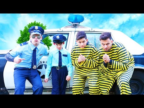 Jason और Alex पुलिस की भूमिका निभाने का नाटक करते हैं | बच्चों को कैसे व्यवहार नहीं करना चाहिए