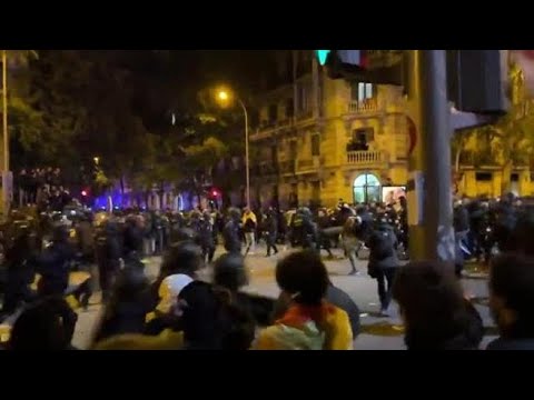 Disordini in Spagna, ottomila in piazza contro Psoe-Junts: le cariche della polizia