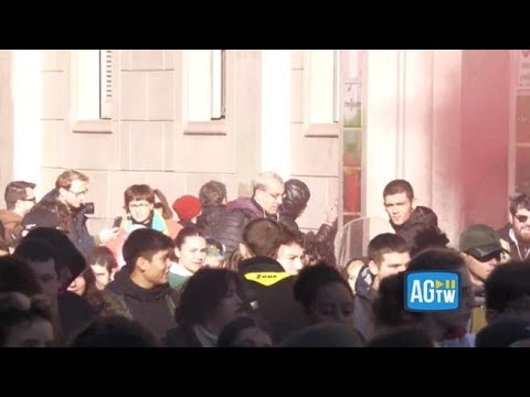 Manifestazione studenti a Milano, slogan pro Palestina e vernice rossa contro un marchio di moda