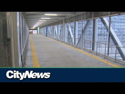 More complaints about popular Toronto pedestrian bridge, 'it's unsanitary'